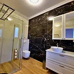 Luxury Laura With Jacuzzi In Villa