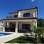 Luxury Laura With Jacuzzi In Villa