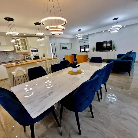 Luxury Laura With Jacuzzi In