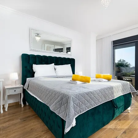 Luxury Laura With Jacuzzi In Villa