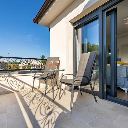 Luxury Laura With Jacuzzi In *