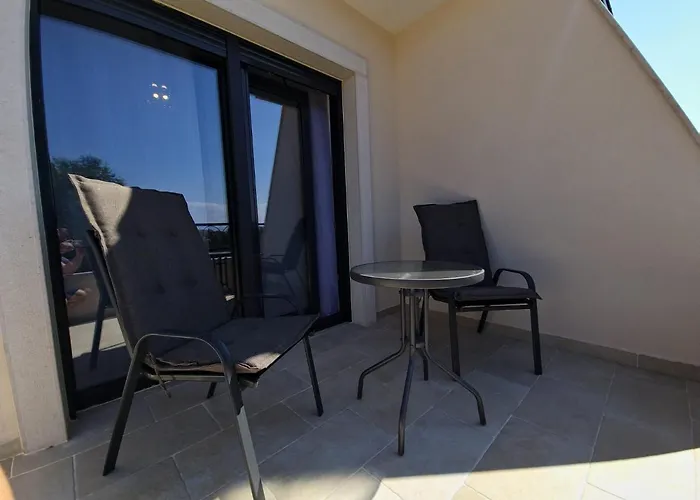 Luxury Laura With Jacuzzi In