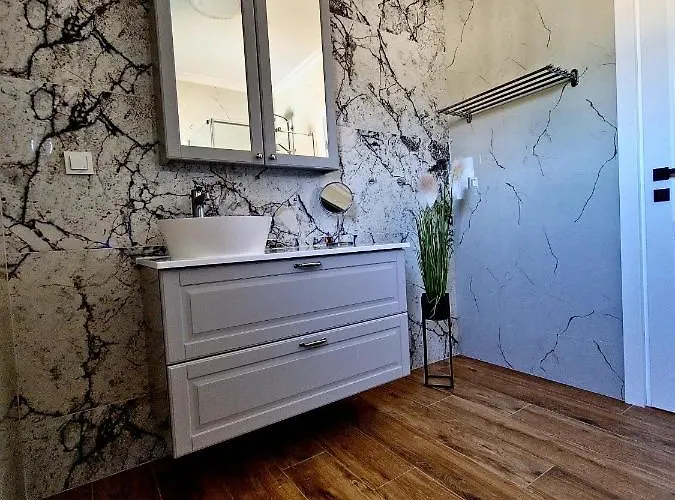 Luxury Laura With Jacuzzi In *