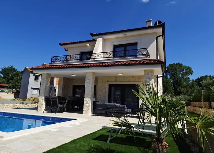 Luxury Laura With Jacuzzi In Villa