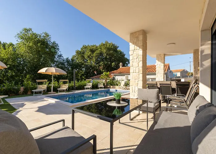 Villa Luxury Laura With Jacuzzi In *