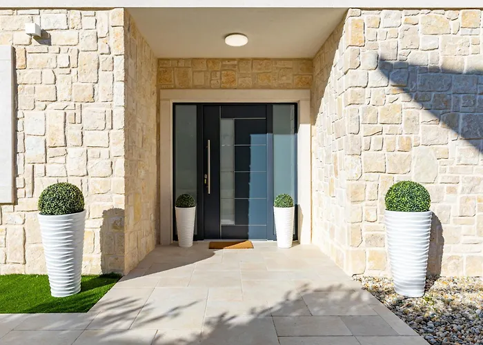 Luxury Laura With Jacuzzi In Villa