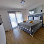 Luxury Laura With Jacuzzi In Villa *