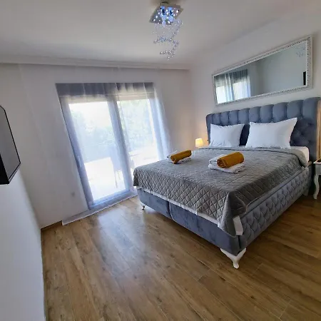 Luxury Laura Vilă *