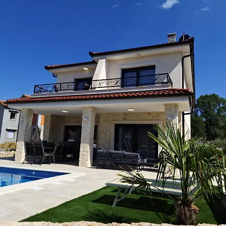 Luxury Laura Vilă